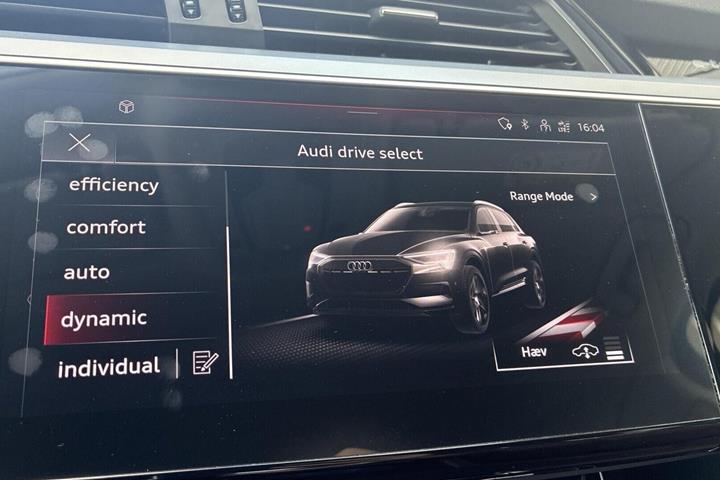 Brun Audi Q8 e-tron fra 2023
