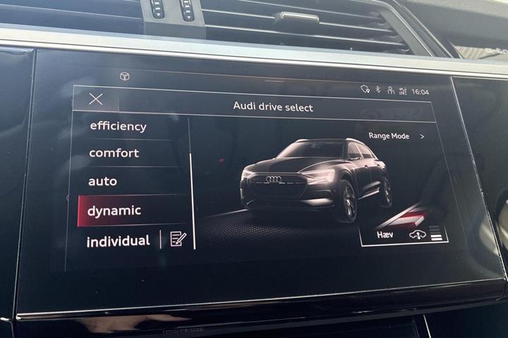 Brun Audi Q8 e-tron fra 2023