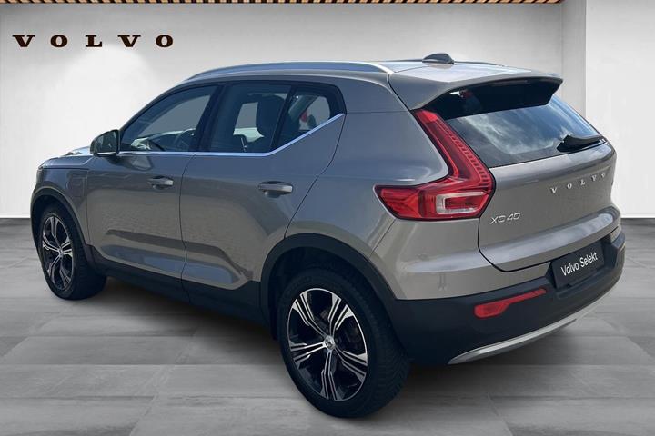 Grå Volvo XC40 fra 2021