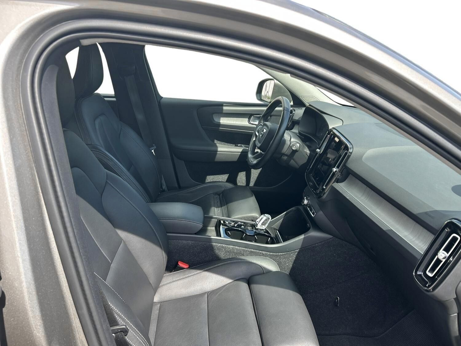 Grå Volvo XC40 fra 2021