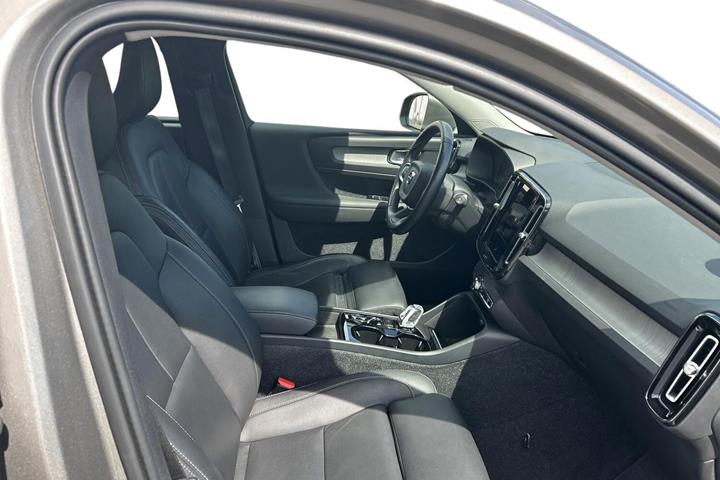 Grå Volvo XC40 fra 2021