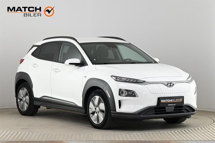 Hvid Hyundai Kona fra 2021 set udefra