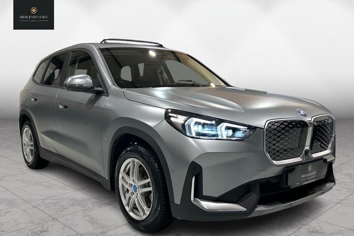 Grå BMW iX1 fra 2024 set udefra