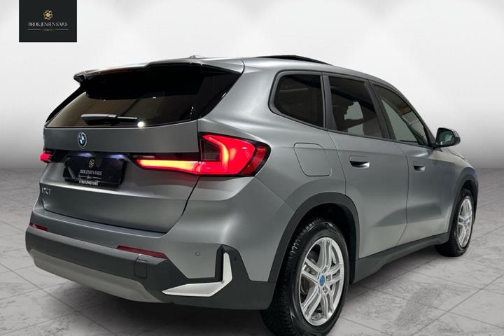 Grå BMW iX1 fra 2024