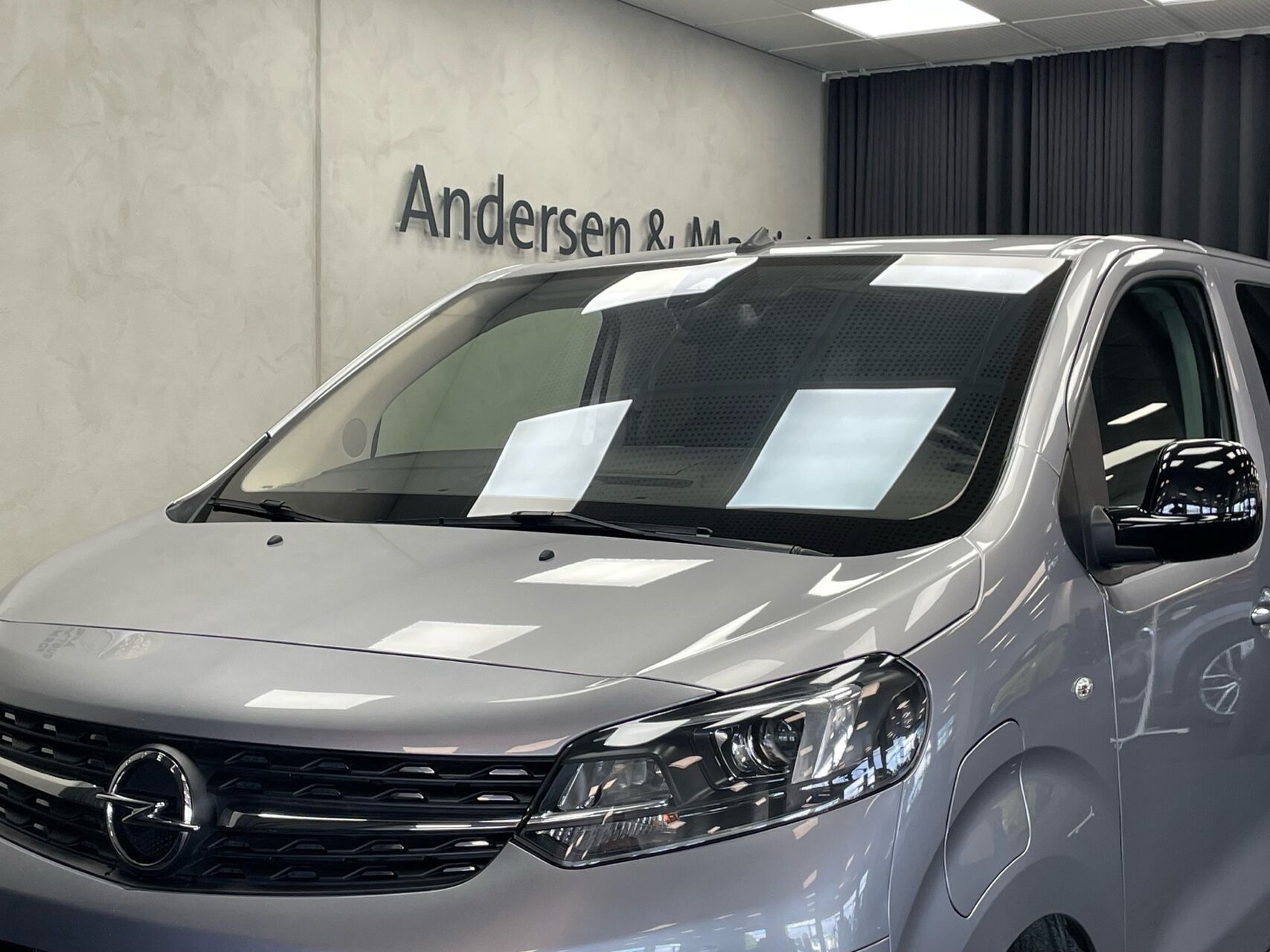 Grå Opel Zafira-e Life fra 2022