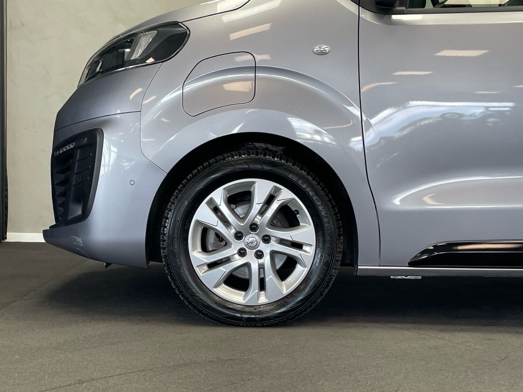 Grå Opel Zafira-e Life fra 2022