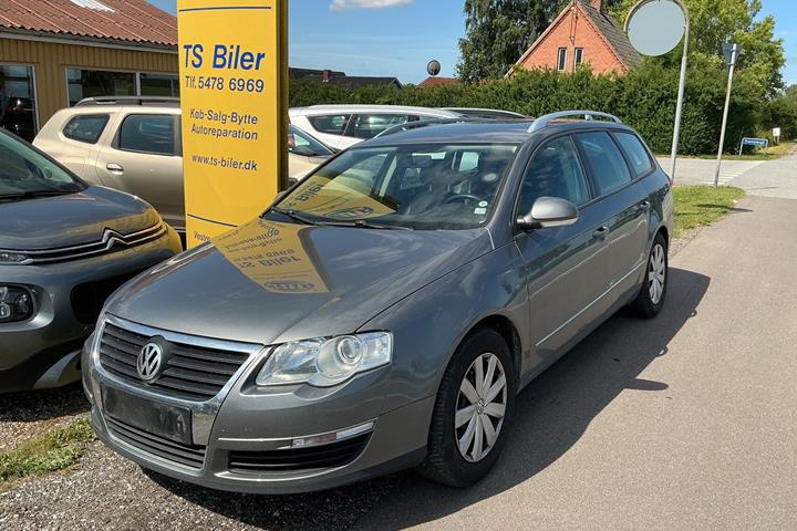 Grå VW Passat fra 2006