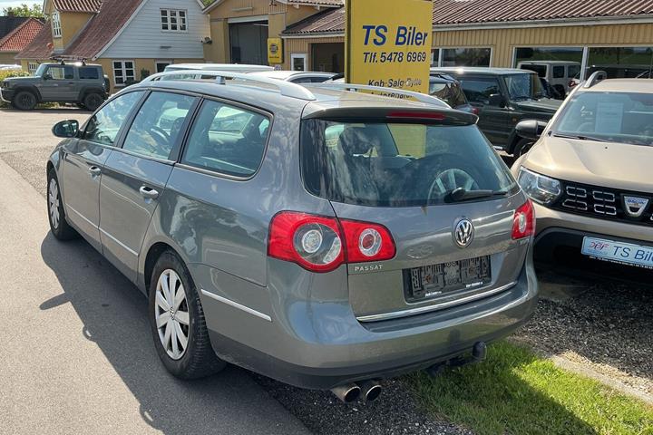 Grå VW Passat fra 2006