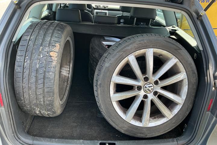 Grå VW Passat fra 2006
