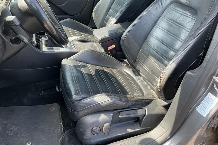 Grå VW Passat fra 2006