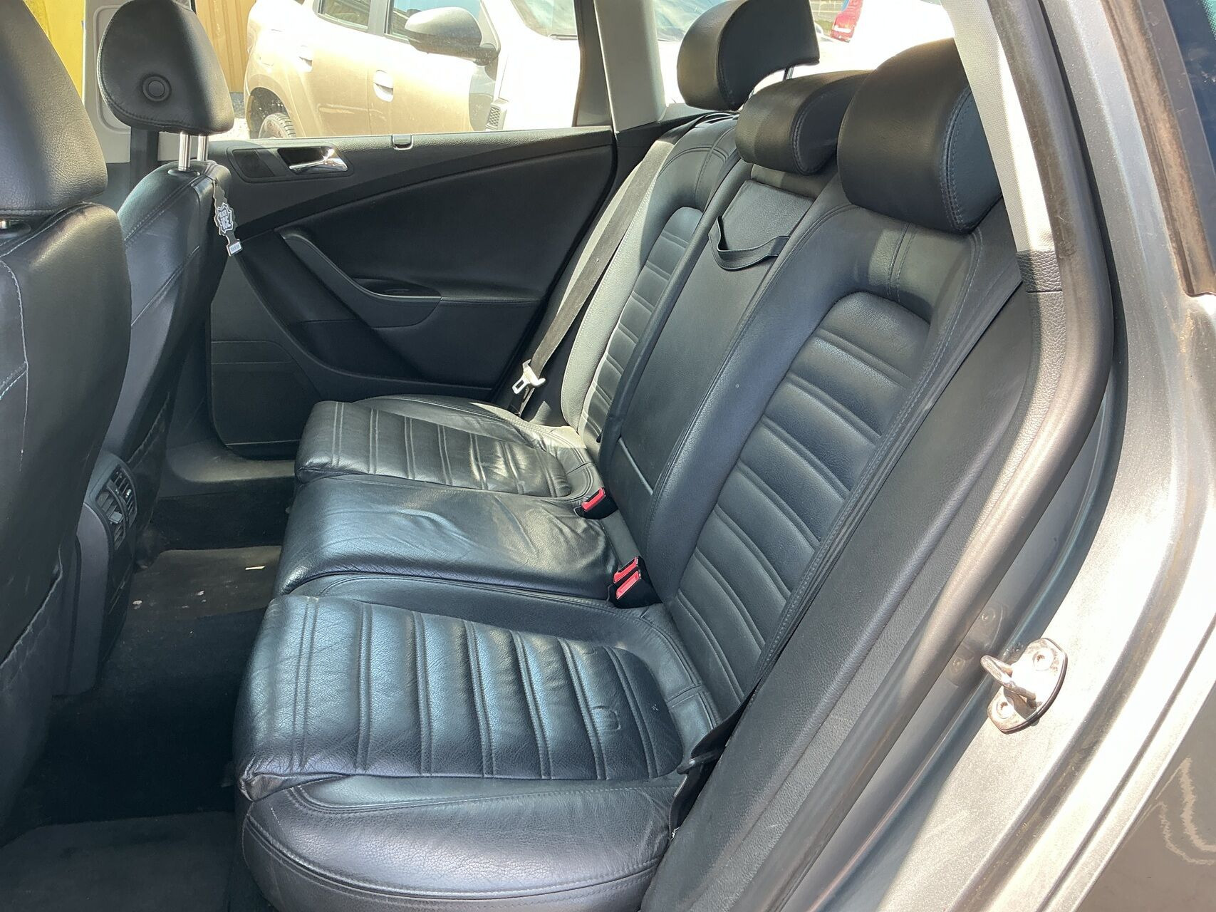 Grå VW Passat fra 2006