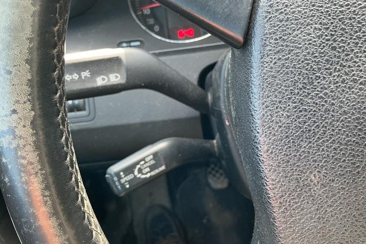 Grå VW Passat fra 2006