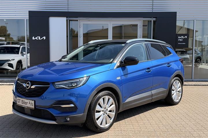 Blå Opel Grandland X fra 2020 set udefra