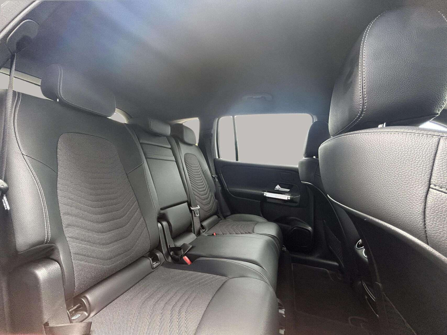 Hvid Mercedes EQB250 fra 2024