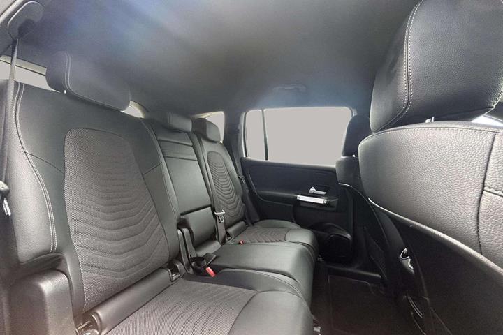 Hvid Mercedes EQB250 fra 2024