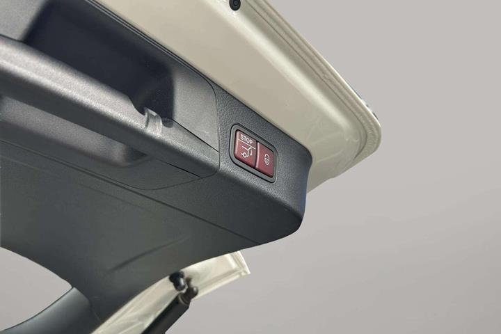 Hvid Mercedes EQB 250 fra 2024