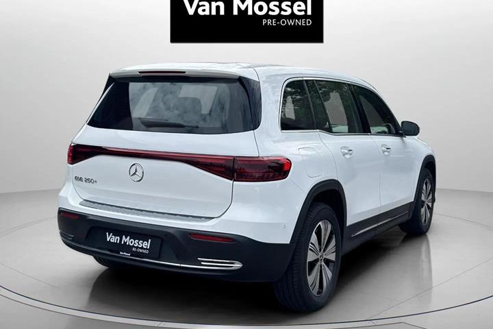 Hvid Mercedes EQB 250+ fra 2024