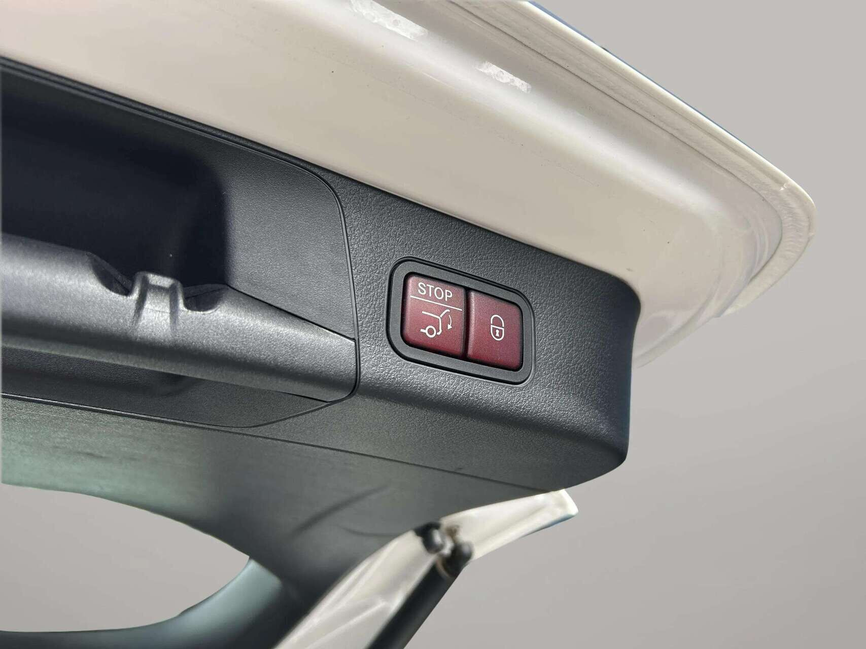 Hvid Mercedes EQB 250+ fra 2024