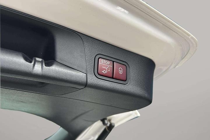 Hvid Mercedes EQB 250+ fra 2024