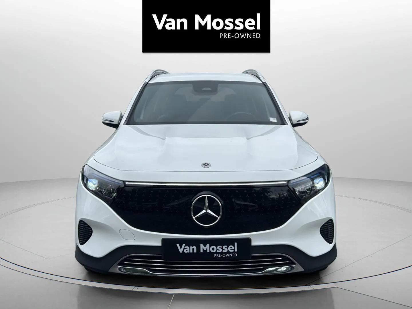 Hvid Mercedes EQB 300 fra 2024