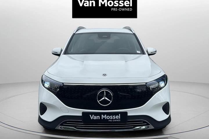 Hvid Mercedes EQB 300 fra 2024