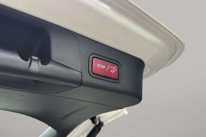 Hvid Mercedes EQB 300 fra 2024