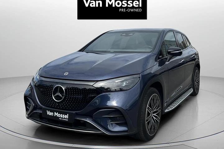 Blå Mercedes EQE 350 fra 2023