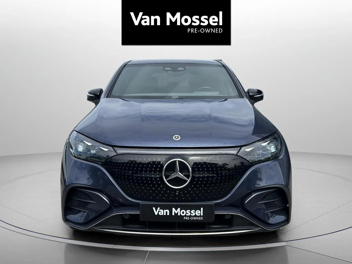 Blå Mercedes EQE 350 fra 2023