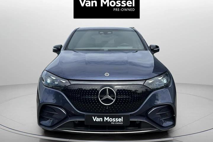 Blå Mercedes EQE 350 fra 2023