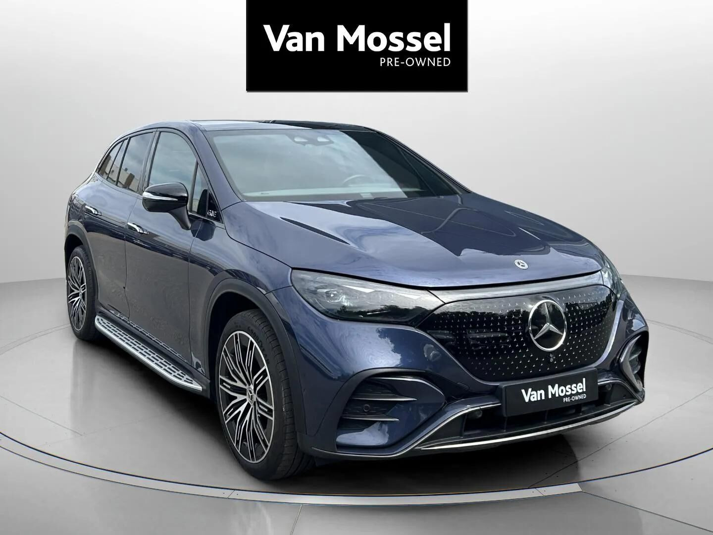 Blå Mercedes EQE 350 fra 2023
