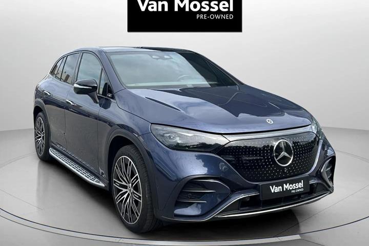 Blå Mercedes EQE 350 fra 2023