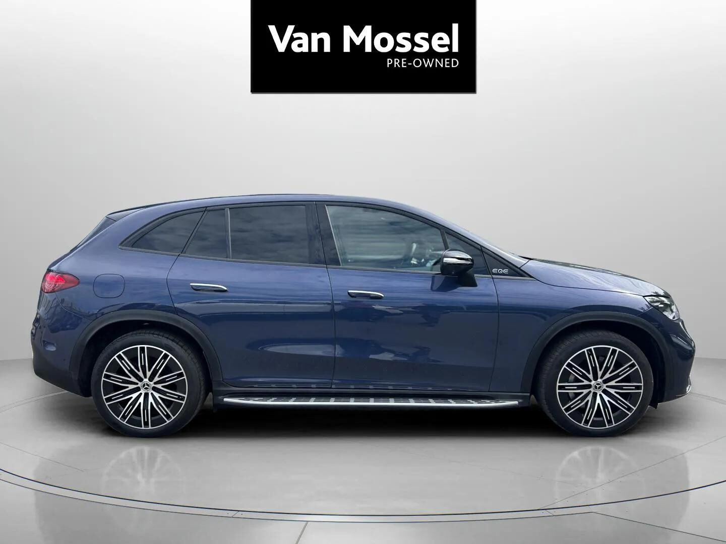 Blå Mercedes EQE 350 fra 2023