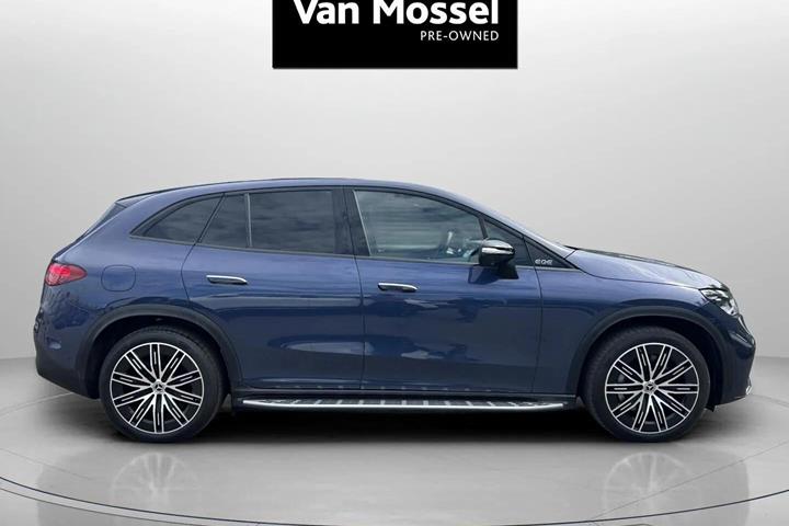 Blå Mercedes EQE 350 fra 2023