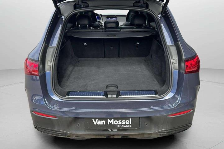 Blå Mercedes EQE 350 fra 2023