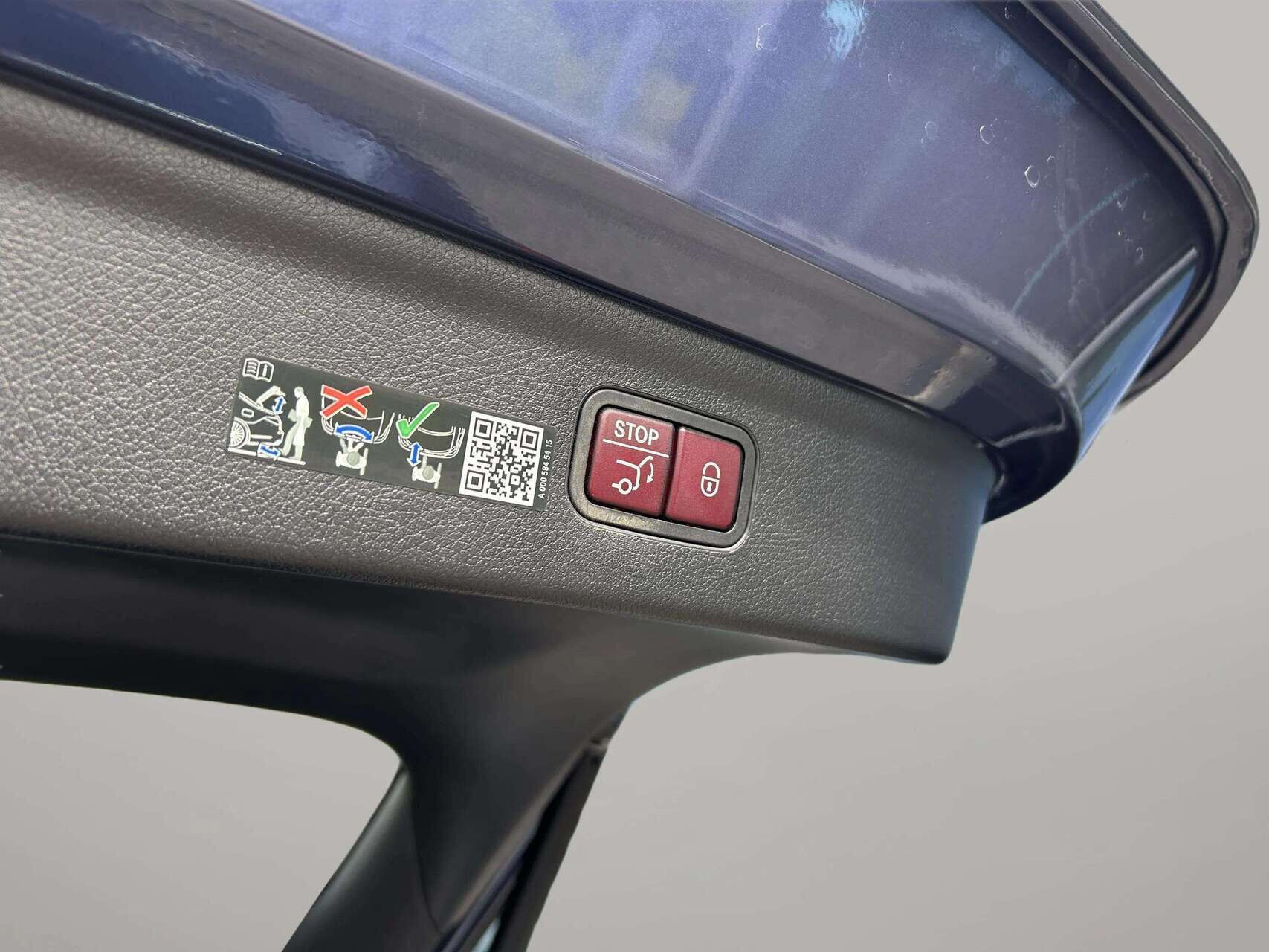 Blå Mercedes EQE 350 fra 2023