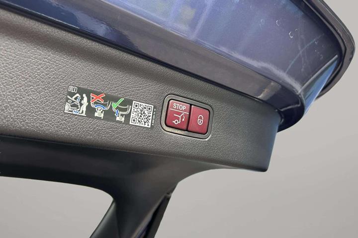 Blå Mercedes EQE 350 fra 2023