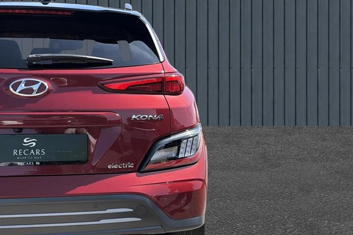 Grå Hyundai Kona fra 2022