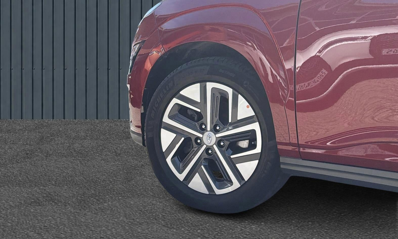 Grå Hyundai Kona fra 2022
