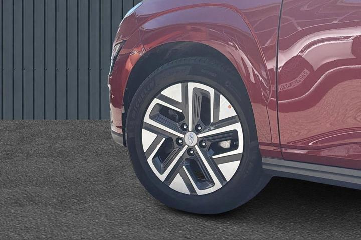 Grå Hyundai Kona fra 2022