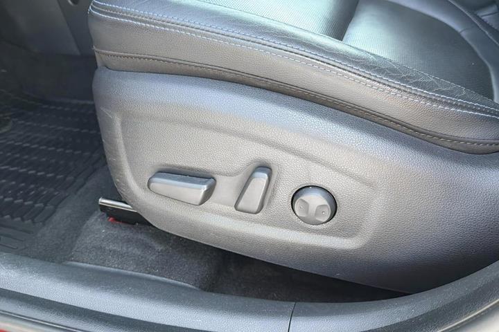 Grå Hyundai Kona fra 2022