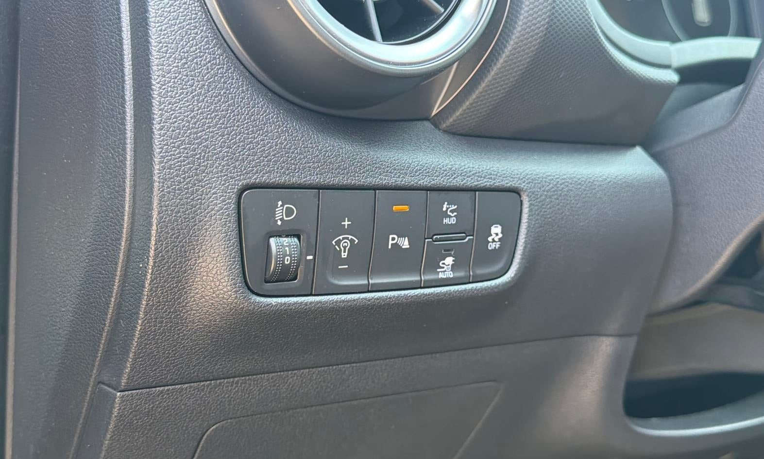 Grå Hyundai Kona fra 2022