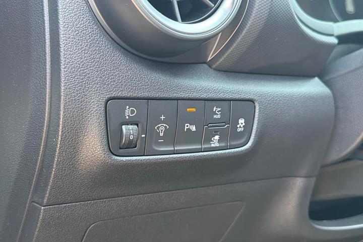 Grå Hyundai Kona fra 2022