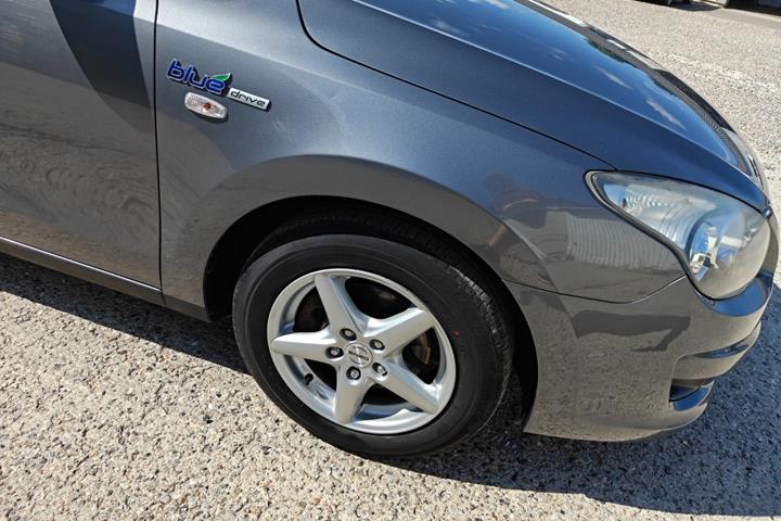 Gul Hyundai i30 fra 2010