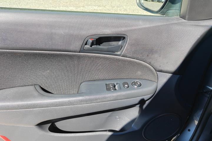 Gul Hyundai i30 fra 2010