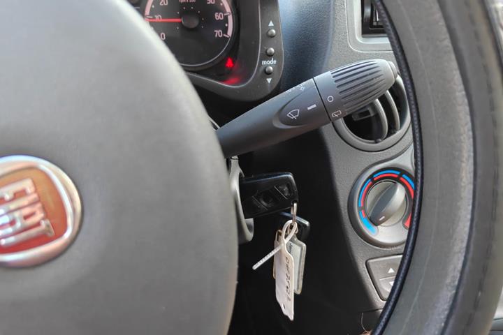 Gul Fiat Panda fra 2012