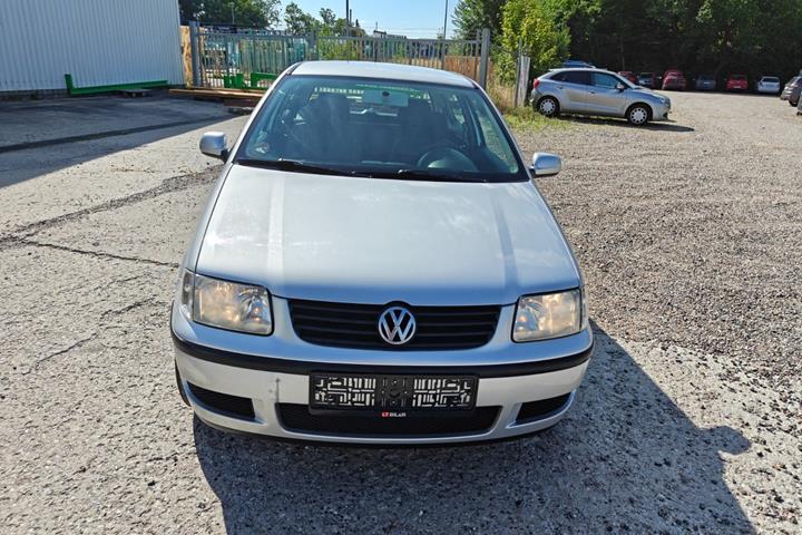 Gul VW Polo fra 2001