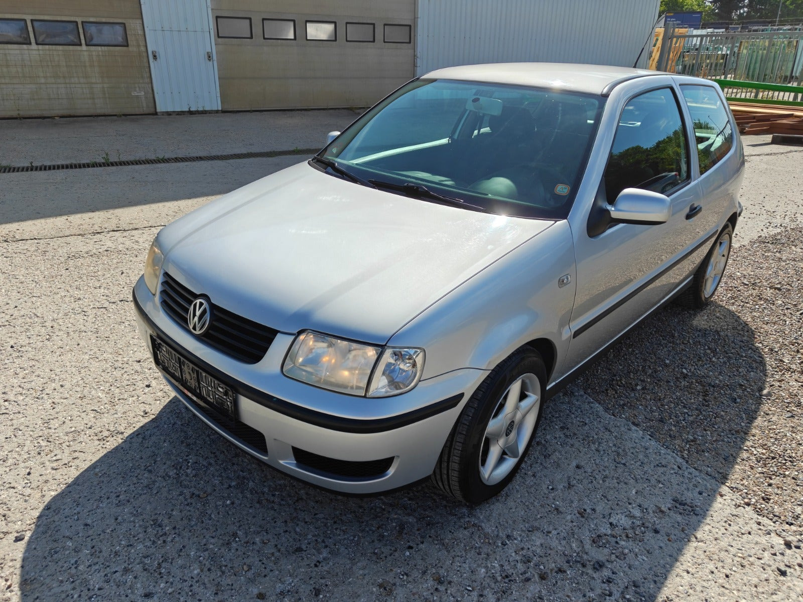 Gul VW Polo fra 2001