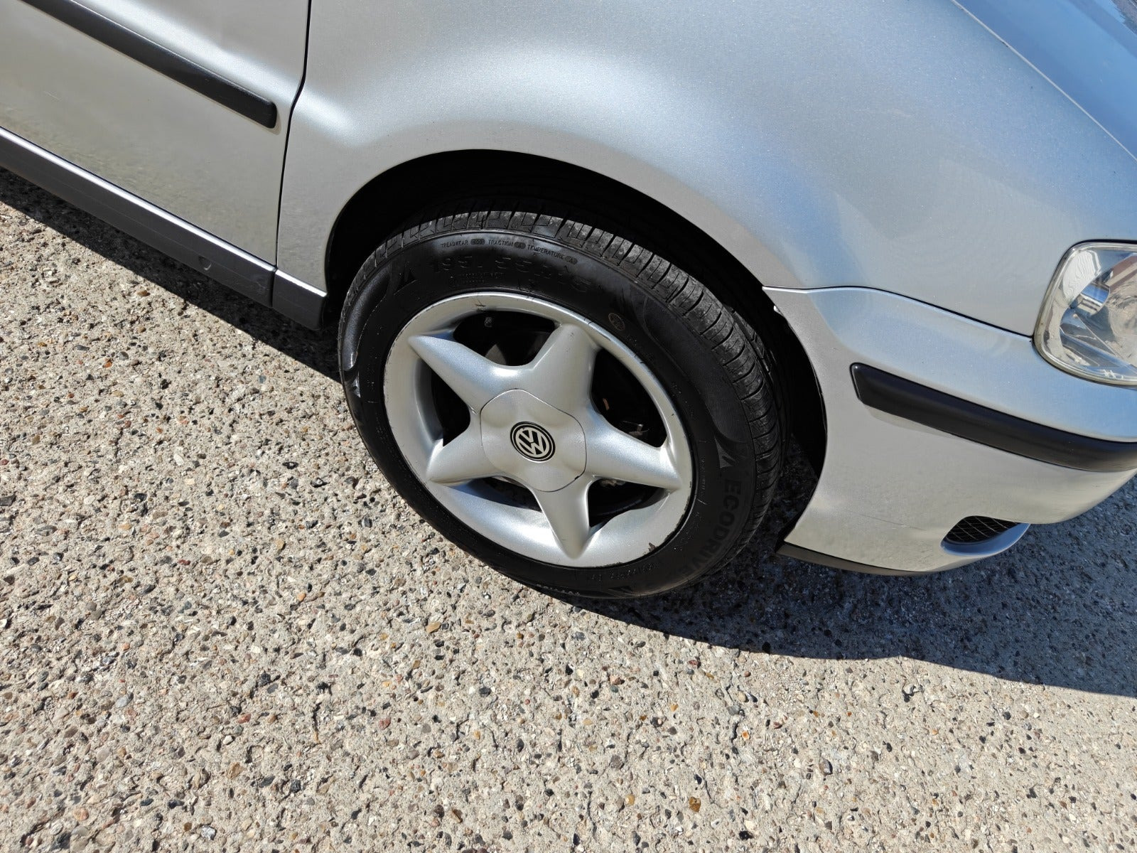 Gul VW Polo fra 2001