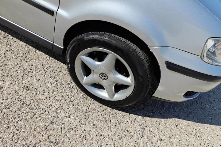 Gul VW Polo fra 2001