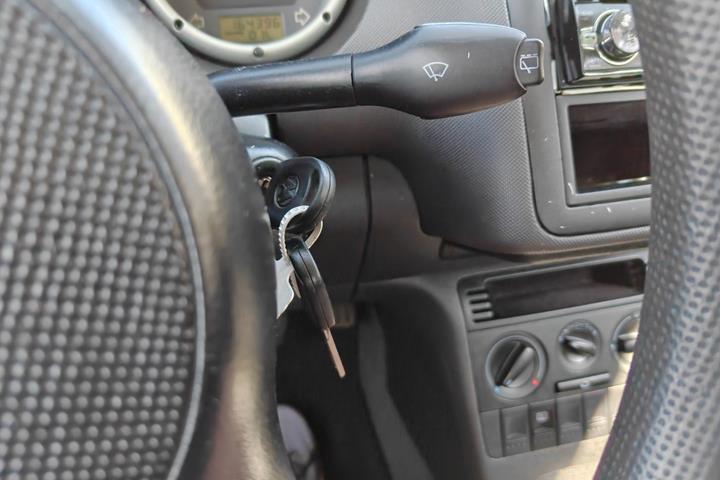 Gul VW Polo fra 2001